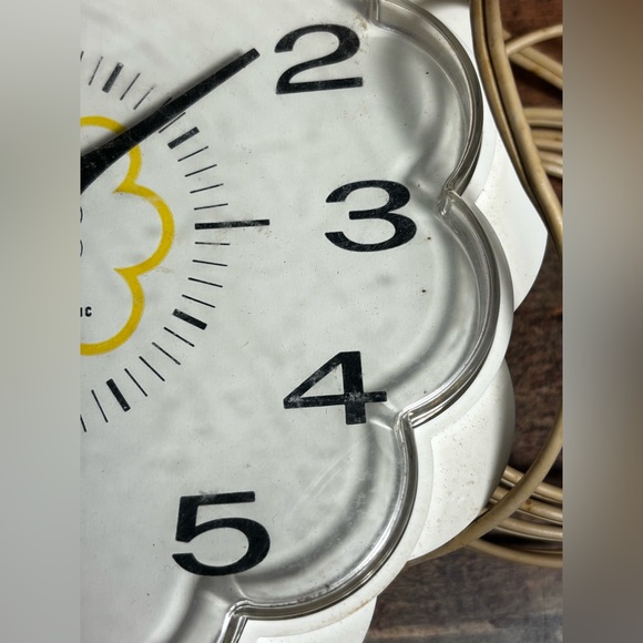 Retro General Electric 2150 White Daisy Electric 7" Wall Clock Tested Works - Picture 5 of 14